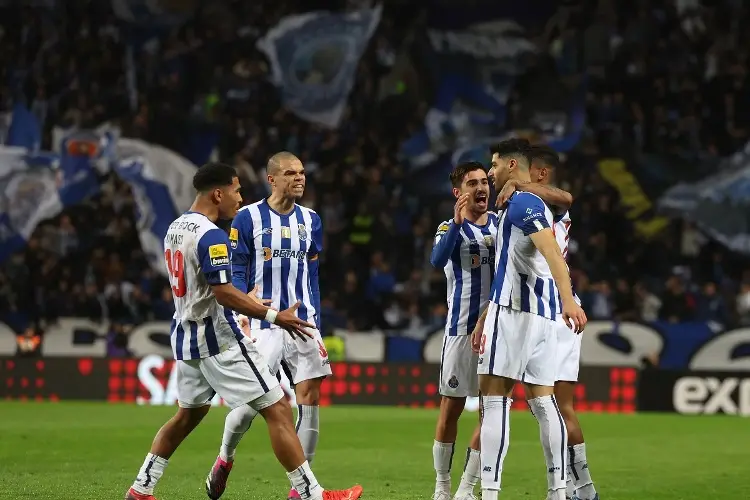 Porto gana y acecha el liderato del Benfica