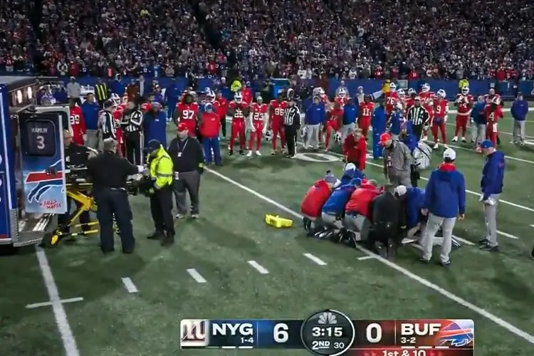 Jugador de NFL sale en ambulancia tras un durísimo golpe (VIDEO)