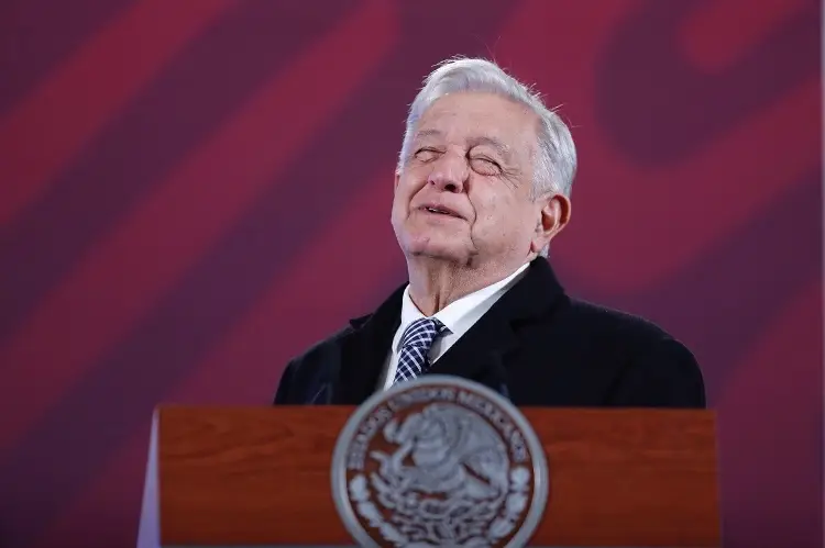 AMLO se rinde ante el América campeón