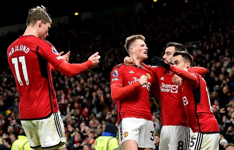 Manchester United vence a club de tercera división en la Copa