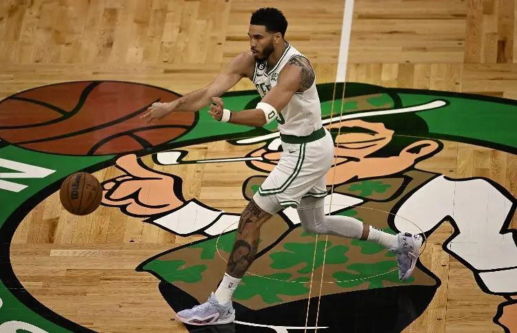 NBA: Tatum brilla y permite a los Celtics seguir invictos en casa