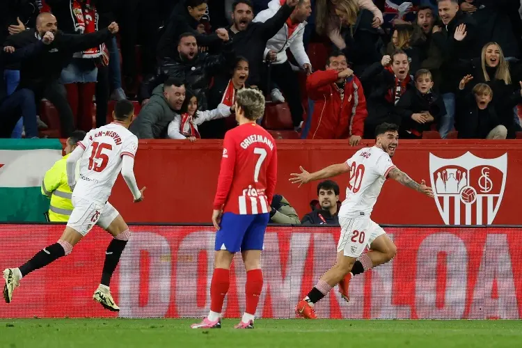 Sevilla revive en La Liga frente a un Atlético sin puntería
