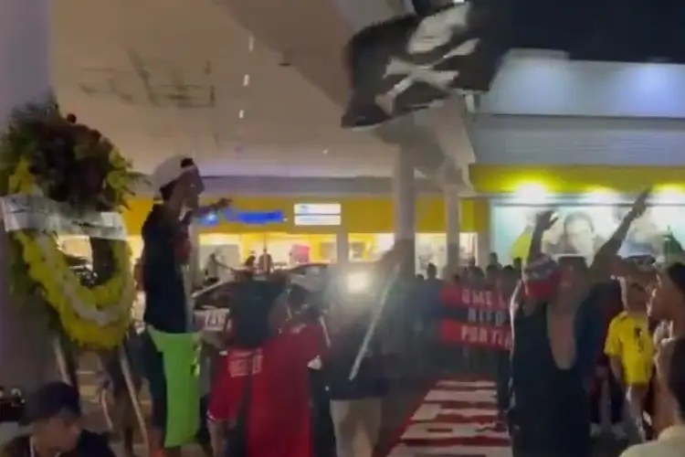 Fans de los Tiburones Rojos se reúnen para darle el 'último adiós' al 'Puma' Chávez (VIDEO)