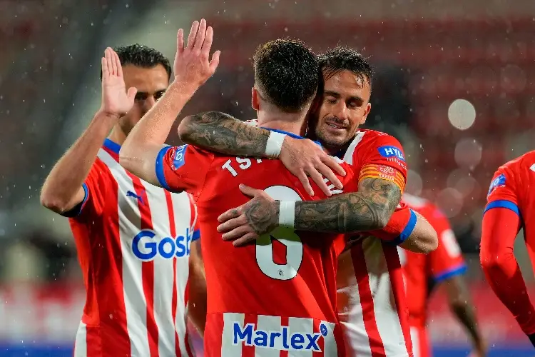 Girona golea y sigue en la lucha por la Champions League