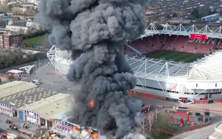Aplazan juego en Inglaterra por un fuerte incendio (VIDEO)