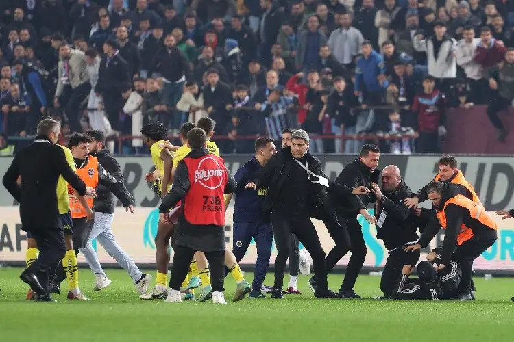 Batalla Campal Entre Hinchas Y Jugadores En Pleno Estadio (VIDEO) | XEU ...