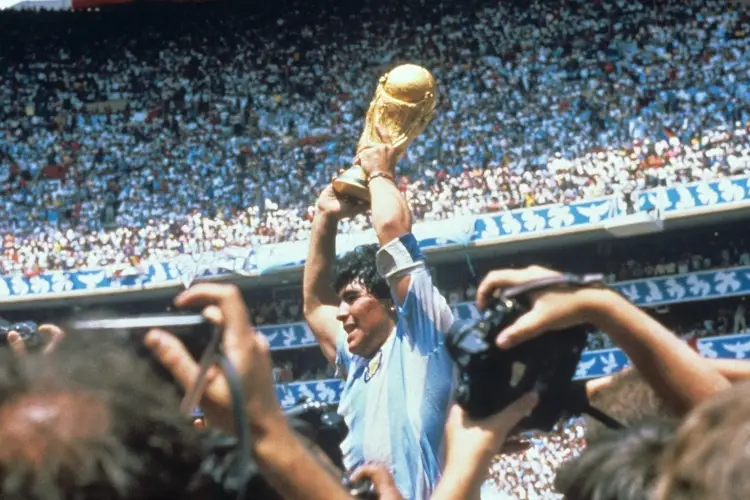 Subastan balón de oro de Maradona, esperan varios millones de euros