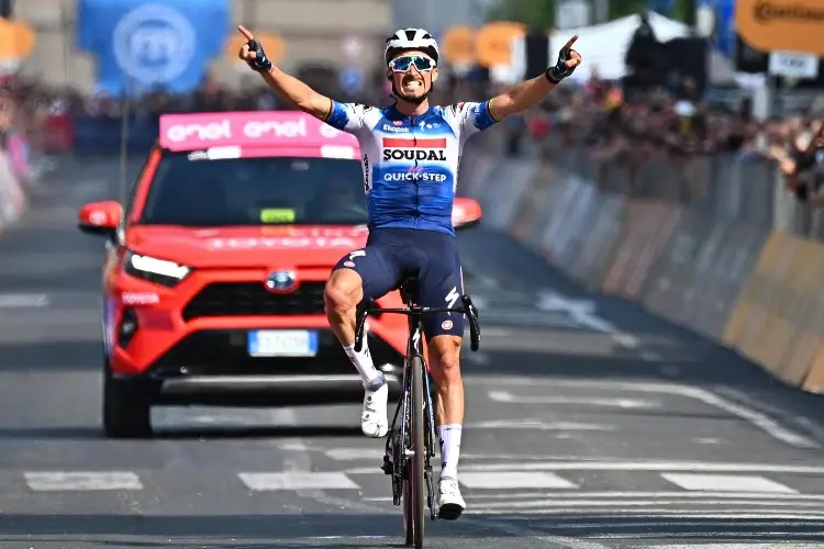 Alaphilippe exhibe poderío en el Giro de Italia