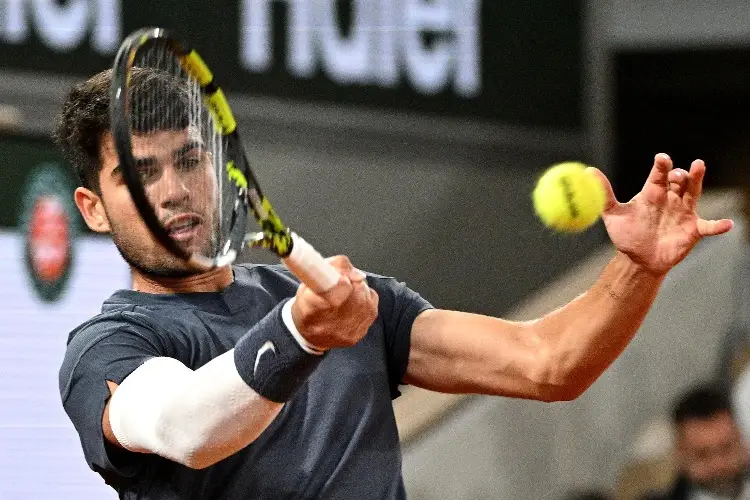 Alcaraz sufre pero consigue avanzar en Roland Garros