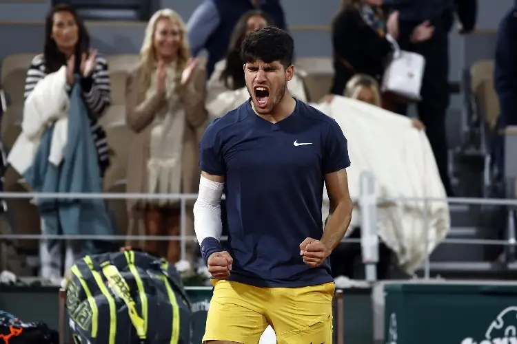 Alcaraz vuele a sufrir pero avanza en Roland Garros