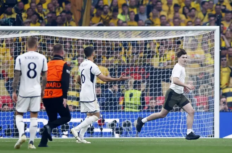 Espontáneos invaden el campo e interrumpen la Final de la Champions League (VIDEO)