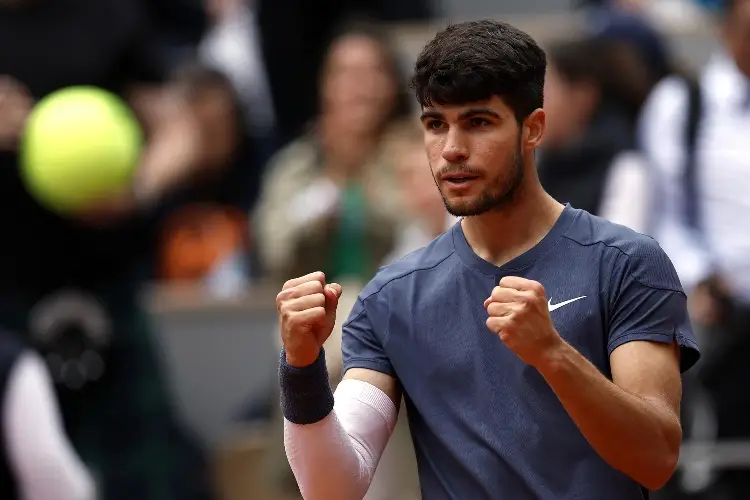 Alcaraz se cita con Tsitsipas en Cuartos de París