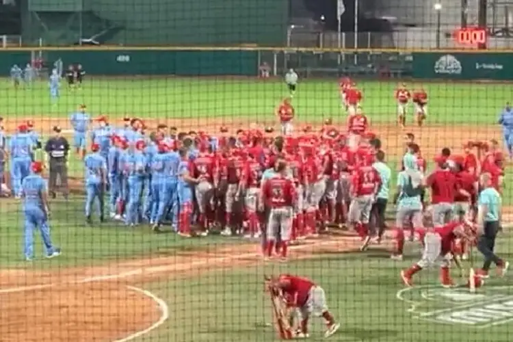 ¡Se armó la bronca en El Águila vs Diablos Rojos! (VIDEO)