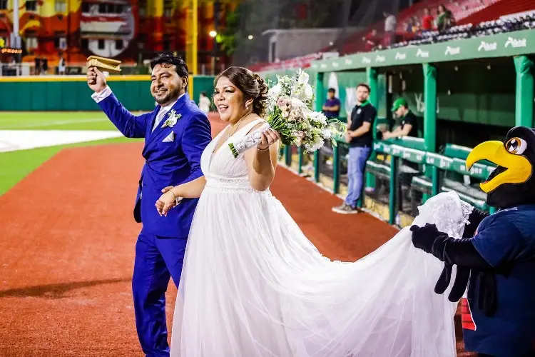 ¡Vivan los novios! Pareja llega a juego de El Águila de Veracruz luego de casarse (FOTOS)