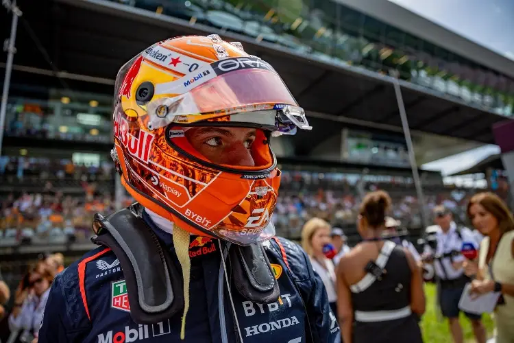 Verstappen a cruzar como líder en la cuna de la F1
