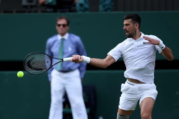Djokovic con dudas pero avanza en Wimbledon