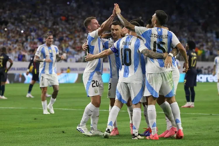 Argentina sufre, pero en penales vence a Ecuador y va a semifinales