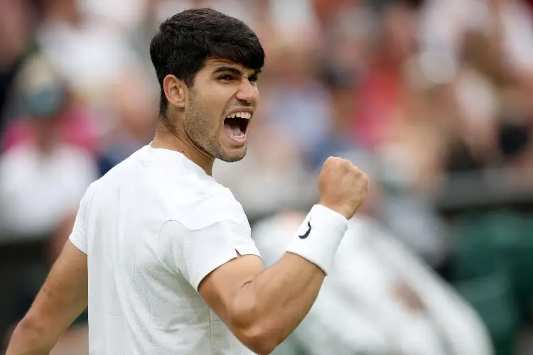 Alcaraz resucita y avanza en Wimbledon