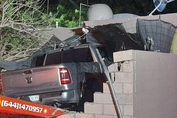 Boxeador mexicano estrella camioneta en una casa (VIDEOS)