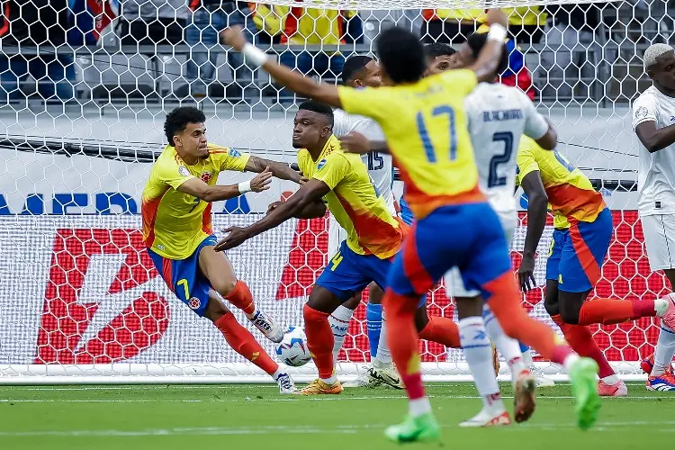 Colombia aplasta a Panamá y va a semifinales de Copa América