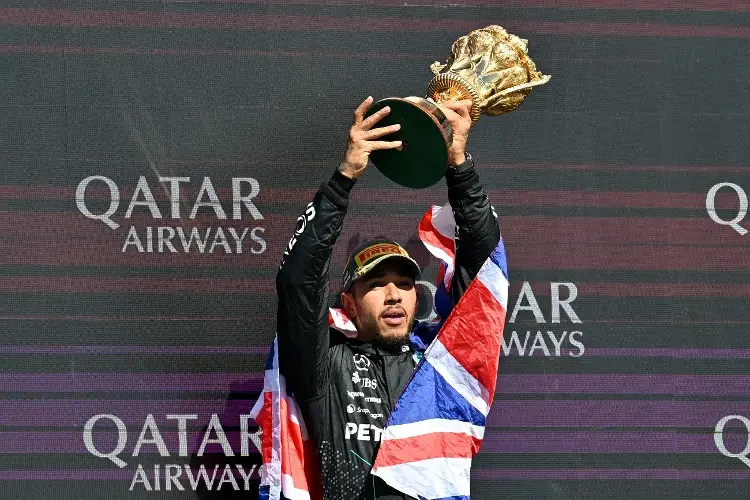 Lewis Hamilton conquista Silverstone, 'Checo' Pérez termina en el sitio 17