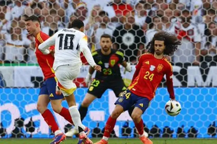 Cucurella admite que metió la mano en la polémica jugada del España vs Alemania (VIDEO)