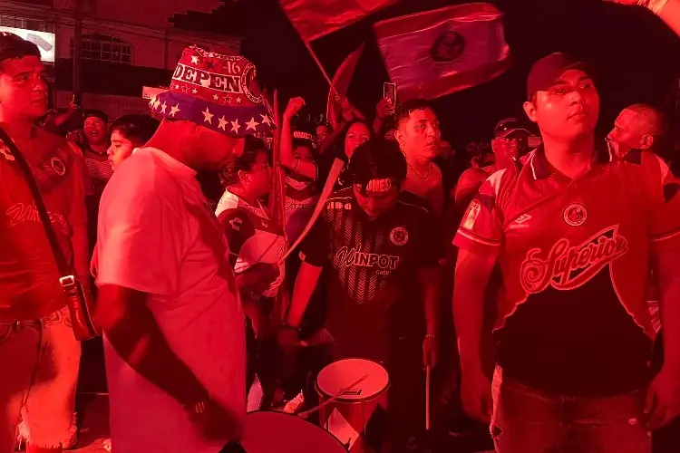 Afición de Tiburones Rojos realiza caravana rumbo al 'Beto' Ávila