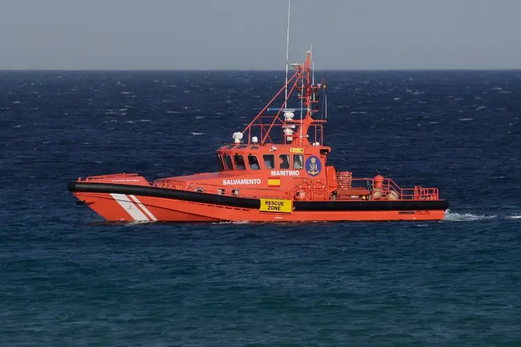 Dos futbolistas están desaparecidos en el mar, el barco en el que viajaban los abandonó  