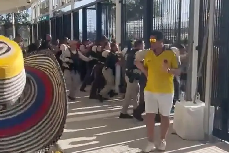 Aficionados provocan caos en las puertas del estadio previo a final de Copa América (VIDEOS)