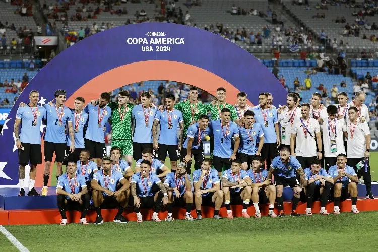 Selección uruguaya vuelve al país tras obtener tercer lugar en Copa América