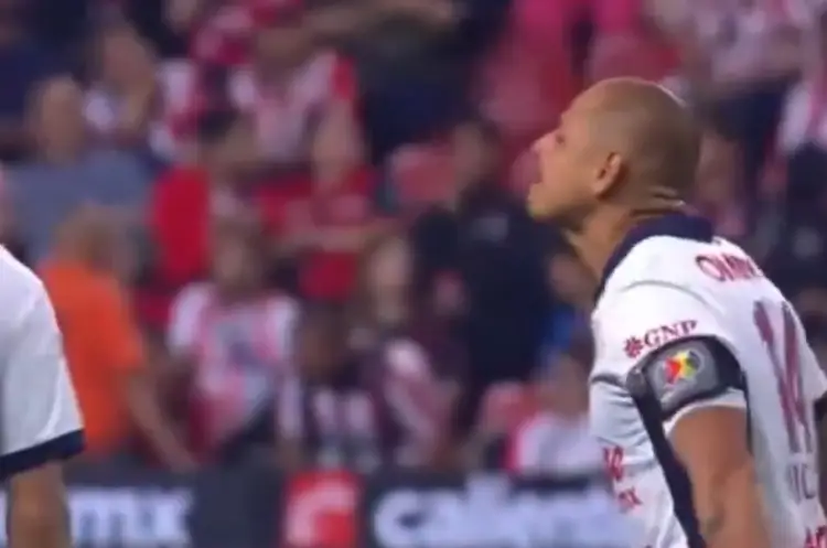 ¡Fuera de si! 'Chicharito se vuelve loco y regaña a sus compañeros (VIDEO)