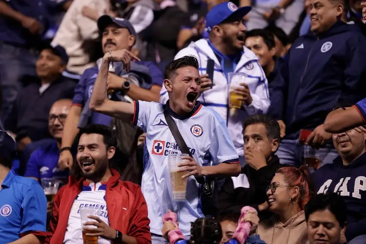 ¡Piden que se modere la cantidad de alcohol vendida en los estadios en Liga MX!