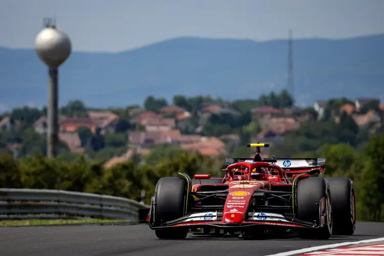 F1: Carlos Sainz el más rápido en la P1 de GP de Hungría, Checo en 10