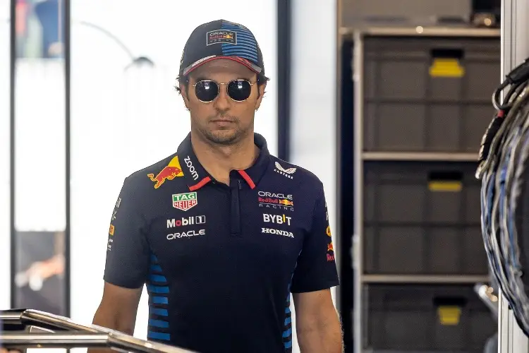 Red Bull contradice a Checo, advierten que no está seguro en la escudería