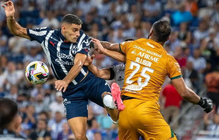 Rayados respira en casa y hunde a los Gallos