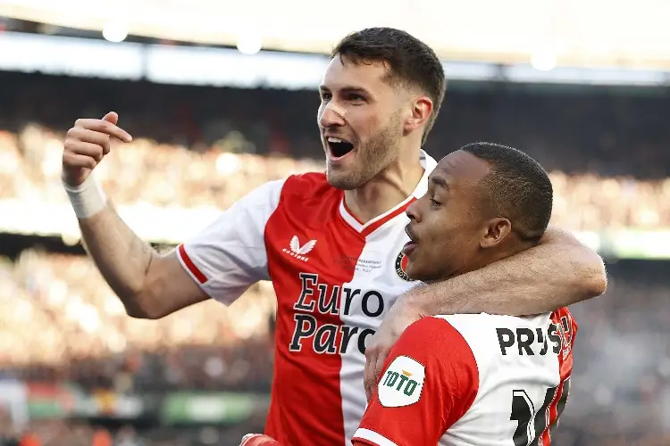 Directiva del Feyenoord habla del futuro de Santi Giménez