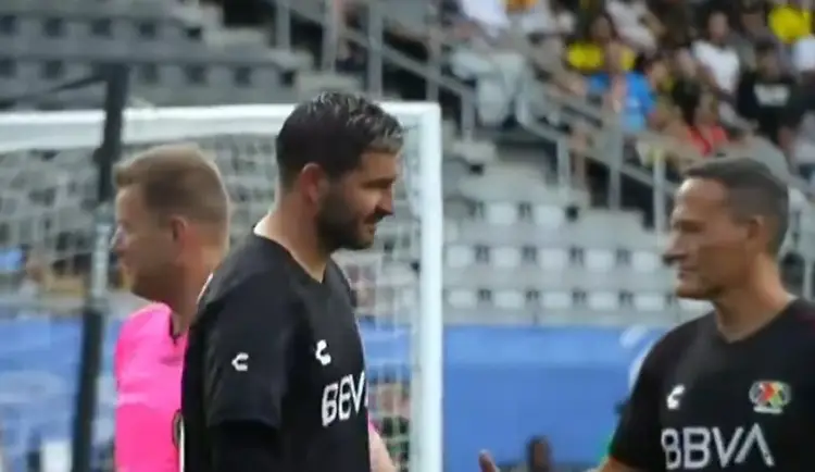 Gignac le niega el saludo al 'Matador' y lo deja plantado (VIDEO)