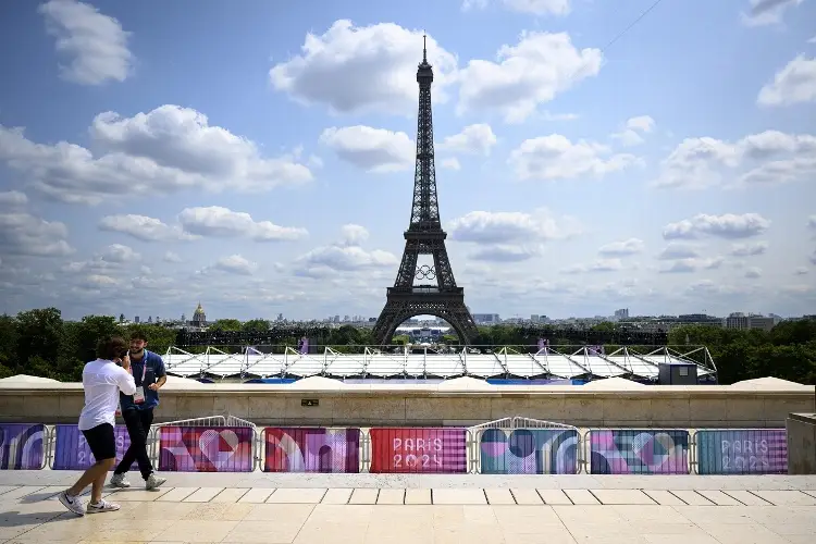 Miembro de equipo canadiense condenado por espiar con dron a futbolistas en París 