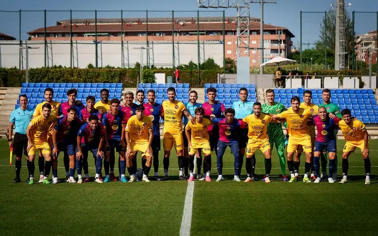 Mexicano Julián Araujo tiene minutos en el debut de Flick en el Barcelona