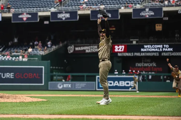 Dylan Cease lanza juego sin hit ni carrera con los Padres