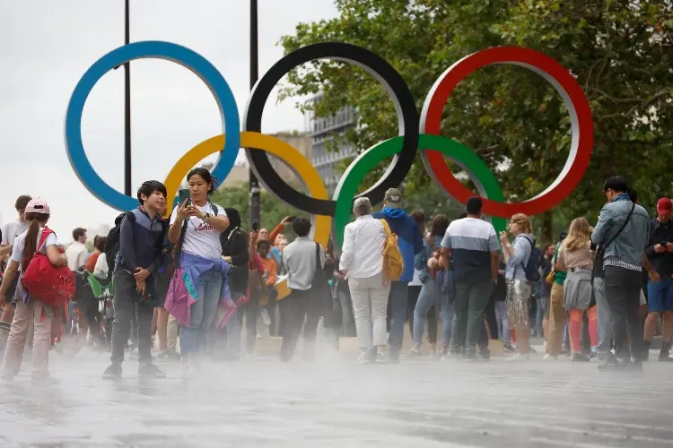 ¡Bajo la lluvia! Comienza a llegar la gente para la inauguración