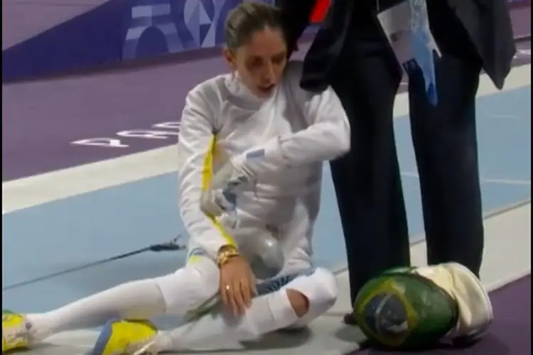 París 2024: Atleta compite con un tumor en el coxis y se desvanece (VIDEO)