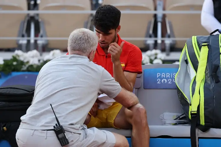 Carlos Alcaraz lesionado en París 2024, pero seguirá jugando