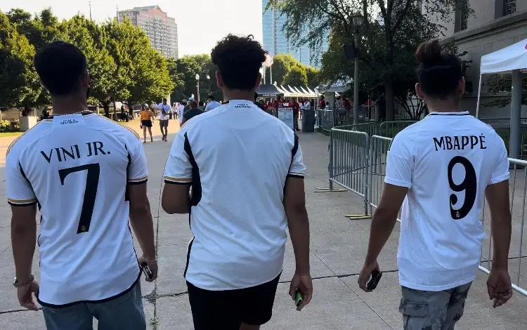 Playeras de Mbappé resaltan en gira del Real Madrid