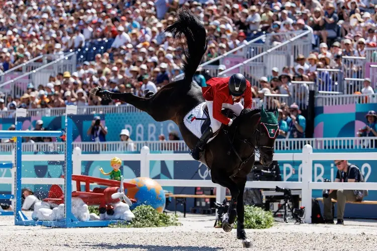 Mexicano cae de su caballo y es descalificado en la Final de Ecuestre en París 2024