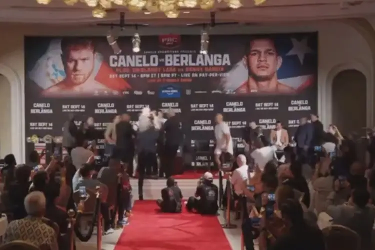 'Canelo' Álvarez a punto de llegar a los golpes en plena conferencia (VIDEO)