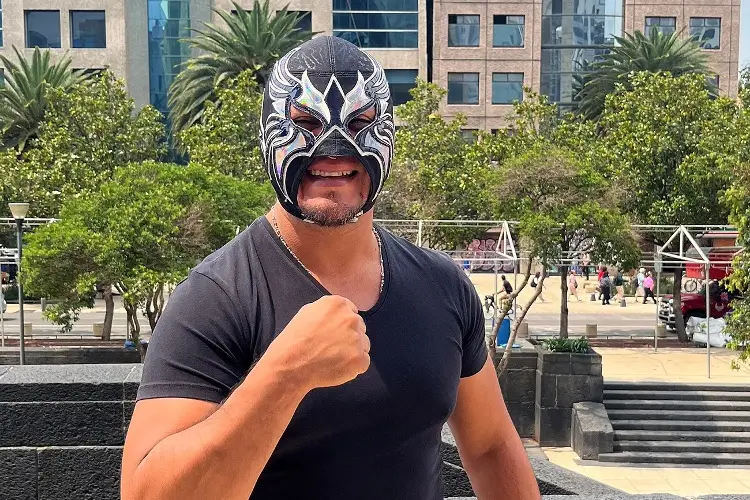 Luchador mexicano explora un nuevo mundo en la Lucha Libre