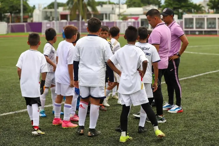 Más de 500 niños y jóvenes realizan visorias en el Racing de Veracruz