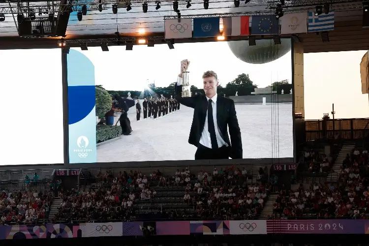 Léon Marchand protagoniza el inicio de la ceremonia de clausura de los Juegos