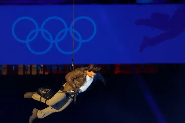 Tom Cruise salta del techo del Stade de France y lleva Bandera Olímpica a Los Ángeles (VIDEO)